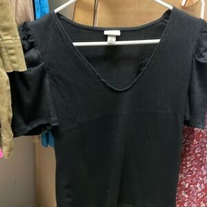 Super cute black vneck top